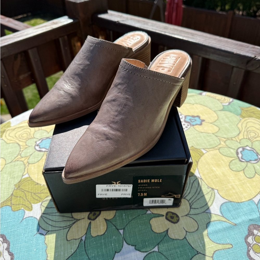 Super comfy Fye Sadie Mule. Cool grey color. Fits more like a 7.